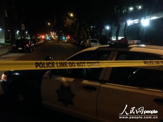 縱火案件發(fā)生在1月1日晚9時(shí)25分，舊金山當(dāng)?shù)鼐胶拖绬T幾分鐘內(nèi)趕到事故現(xiàn)場(chǎng)，并迅速撲滅了火情。記者1日晚趕到現(xiàn)場(chǎng)時(shí)，領(lǐng)館正門所在區(qū)域已經(jīng)被警察封鎖。