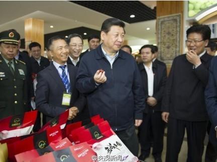 習(xí)近平品新疆美食：不辭長(zhǎng)作新疆人