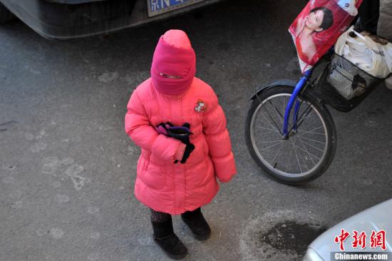 　12月23日，京城迎來(lái)今年入冬以來(lái)最冷的時(shí)刻。受今年以來(lái)最強(qiáng)冷空氣影響，京城迎來(lái)入冬以來(lái)幅度最大的