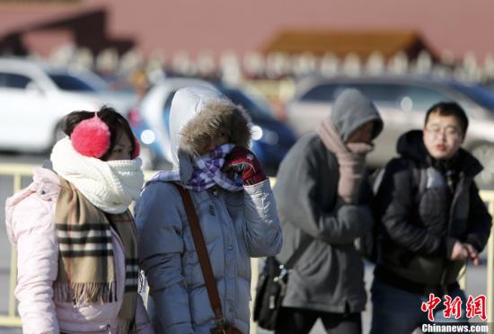 　12月23日，京城迎來(lái)今年入冬以來(lái)最冷的時(shí)刻。受今年以來(lái)最強(qiáng)冷空氣影響，京城迎來(lái)入冬以來(lái)幅度最大的