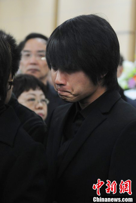 韓寒到場痛哭流淚。