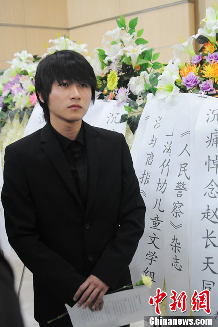 韓寒到場痛哭流淚。