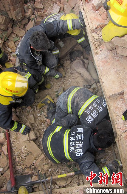 圖為南京消防隊員找到被埋工人。中新社發(fā) 梅亮 攝