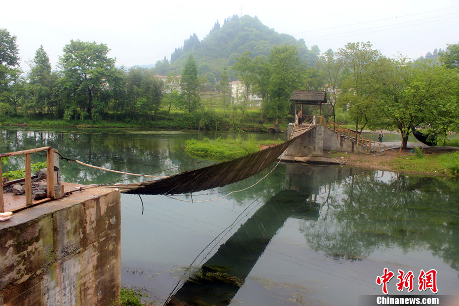 5月1日晚9點10分左右，湖南省鳳凰縣沱江鎮(zhèn)棉寨村距縣城3公里處桃花島篝火晚會散場時，游客經(jīng)過近水