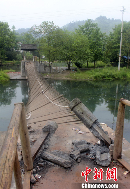 5月1日晚9點10分左右，湖南省鳳凰縣沱江鎮(zhèn)棉寨村距縣城3公里處桃花島篝火晚會散場時，游客經(jīng)過近水