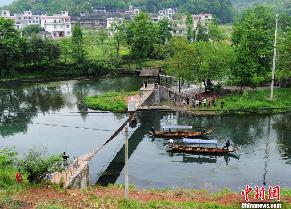 5月2日，鳳凰縣搜尋人員仍在沱江下游搜尋。