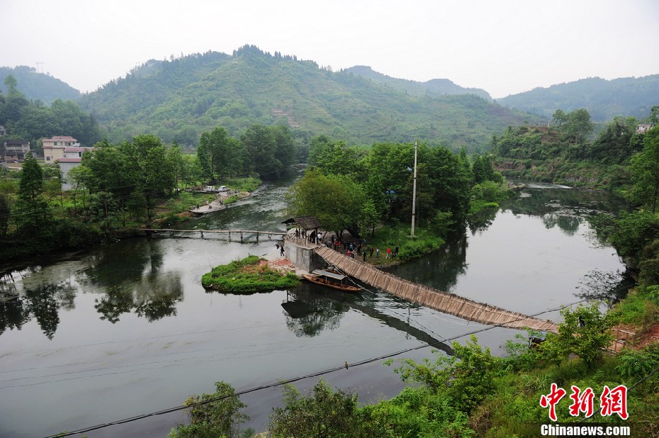 5月2日，鳳凰縣搜尋人員仍在沱江下游搜尋。