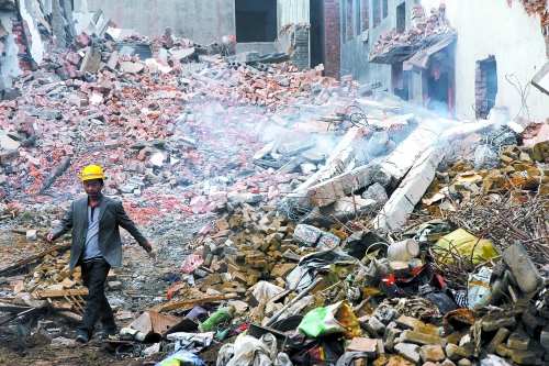 一座清朝老宅被一把火燒成了灰燼。透過(guò)青煙，才能看到它曾存在過(guò)的痕跡