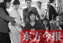 坐在輪椅上的，就是為兒子捐出肝、腎的母親潘大想