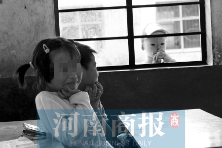 她不止一次說想去上學(xué)，而更多的時候，她是站在教室外面，眼巴巴地看著里面的小朋友