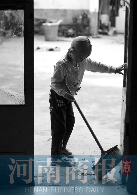 她很懂事，經(jīng)常幫助爸爸媽媽打掃衛(wèi)生