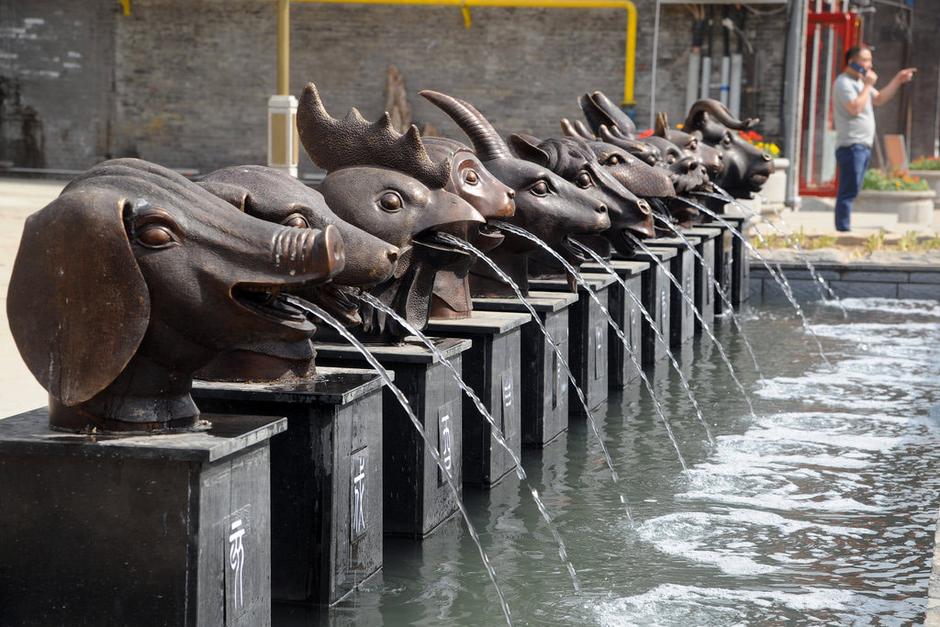 圖為十二獸首嘴里不停向外噴水。