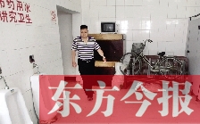 男廁中擺放的電視機(jī)、柜子、自行車等物品