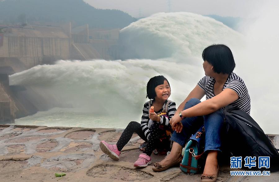 　6月22日，兩位游客在黃河小浪底景區(qū)內(nèi)歇息。
