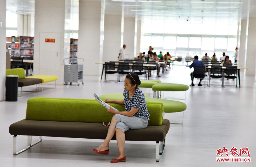 早上十點(diǎn)左右，已經(jīng)有不少讀者來管內(nèi)看書了。