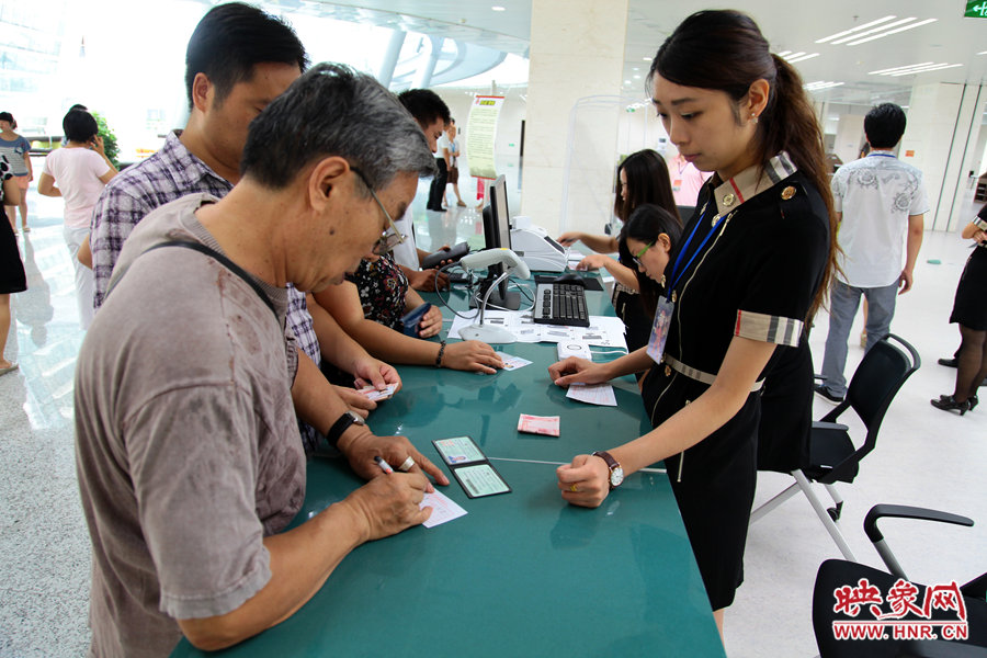 辦理借書卡很便捷，只需要身份證和一百元押金就可以。