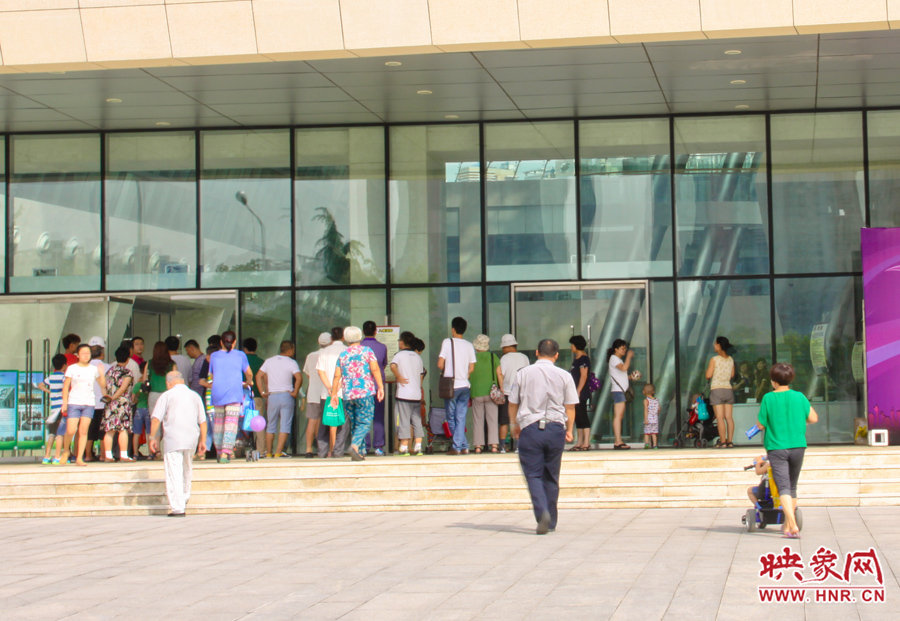開館時(shí)間還沒到，門口已經(jīng)有不少等待的讀者