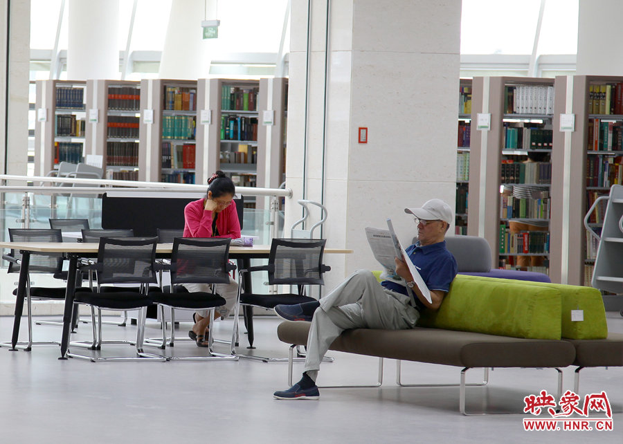 閱讀區(qū)有沙發(fā)，有桌椅，讓讀者有了更多的選擇。