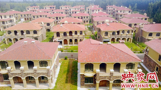 這里的別墅共計(jì)30多棟，有兩層的，也有三層的，主體、裝修都已經(jīng)完工