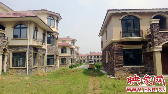 圖為別墅群內(nèi)正在進(jìn)行最后的鋪路、綠化