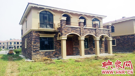 這里的別墅有兩層的，也有三層的，主體、裝修都已經(jīng)完工