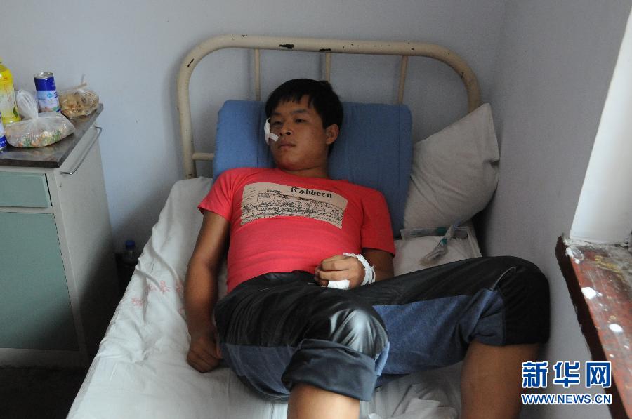 　8月20日，一名傷者在醫(yī)院接受救治。