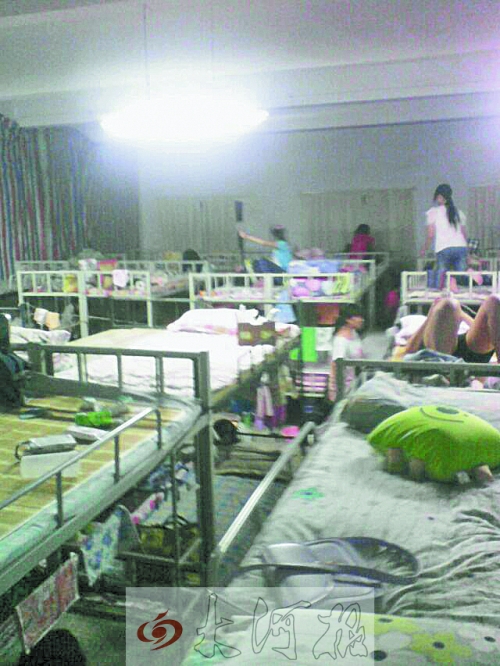 住在電教室里的女生們，擁擠不堪。