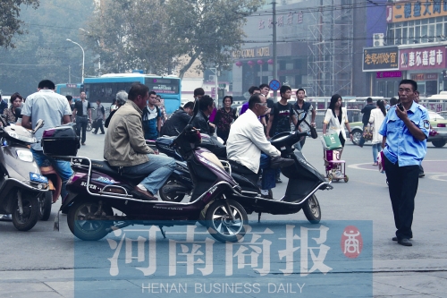 　火車站廣場(chǎng)北側(cè)，幾輛摩的正在等客