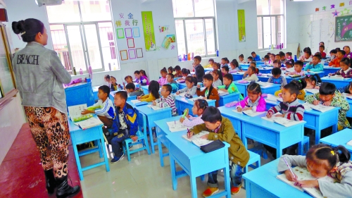 有的課桌直抵講臺(tái)，學(xué)生眼睛離黑板非常近。