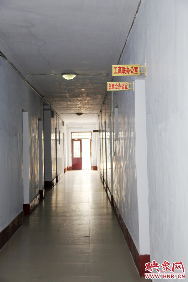 在縣委大院內(nèi),分布著很多機(jī)關(guān)單位。