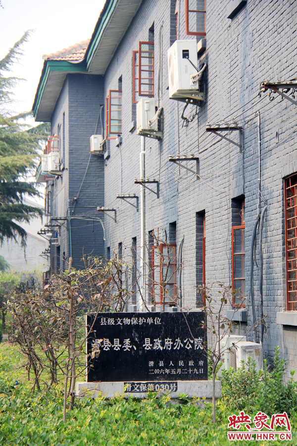 因?yàn)榭h委大院‘陳舊老土’,政府大院的蘇式建筑于2006年被列為縣級(jí)文物保護(hù)單位。
