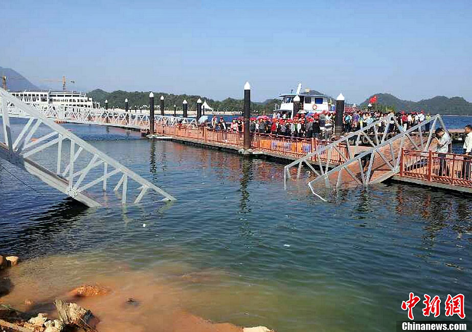 江西廬山景區(qū)游人爆滿致橋梁斷裂 數十人落水