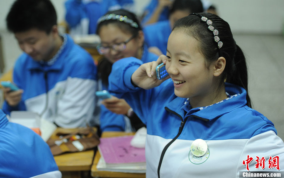 圖為一同學正在試手機的通話功能。