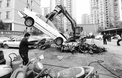  一輛走私寶馬轎車被銷毀。 記者金振強 攝