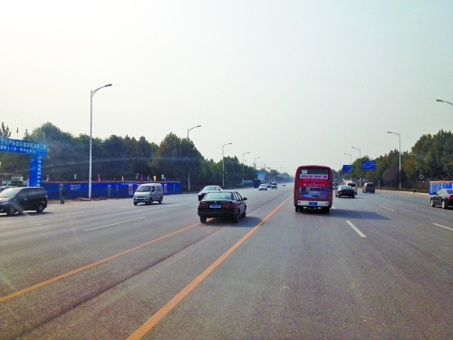 鄭開大道上隨處可見車輛駛入雙黃線超車,很危險。