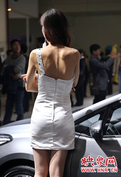 雖然進(jìn)入深秋，車模依然“輕裝”上場。