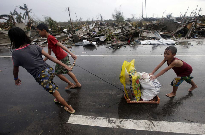 菲強臺風致萬人遇難 食物短缺現(xiàn)哄搶 菲強臺風致萬人遇難 食物短缺現(xiàn)哄搶
