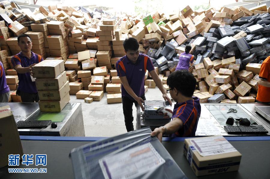 11月11日，在圓通公司廣州一處分揀站，工作人員加緊掃描快件。