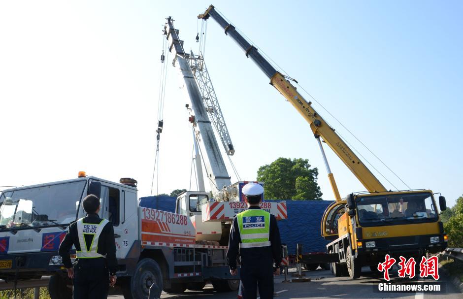廣云高速發(fā)生車(chē)禍 大型平板拖車(chē)橫跨整個(gè)車(chē)道 廣云高速發(fā)生車(chē)禍 大型平板拖車(chē)橫跨整個(gè)車(chē)道