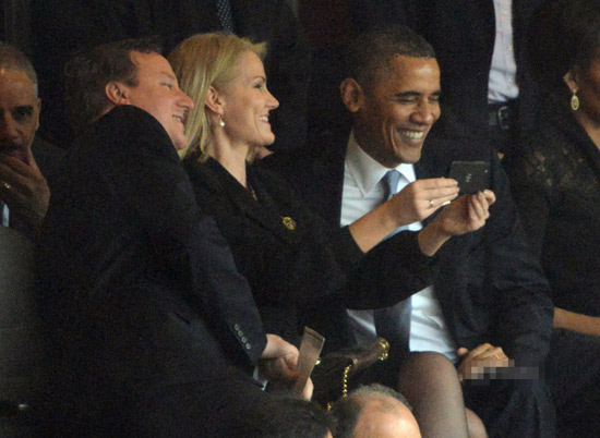 奧巴馬在曼德拉悼念會上玩“自拍” 引發(fā)爭議 奧巴馬在曼德拉悼念會上玩“自拍” 引發(fā)爭議