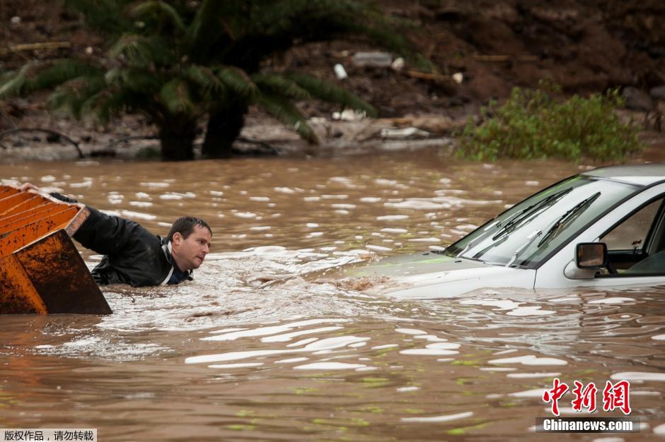 西班牙連日暴雨導致洪水泛濫 車輛被水淹沒 西班牙連日暴雨導致洪水泛濫 車輛被水淹沒