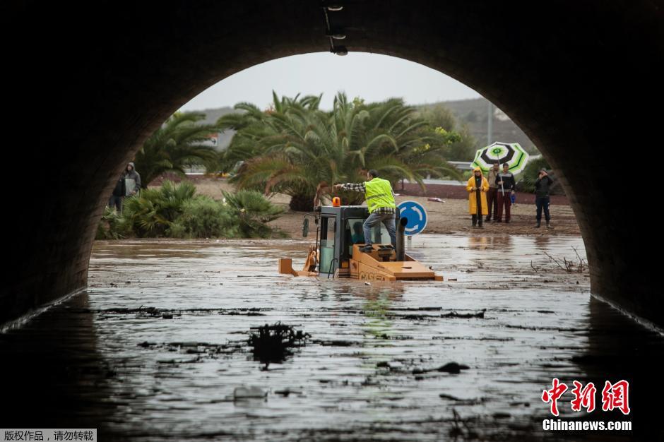 西班牙連日暴雨導致洪水泛濫 車輛被水淹沒 西班牙連日暴雨導致洪水泛濫 車輛被水淹沒