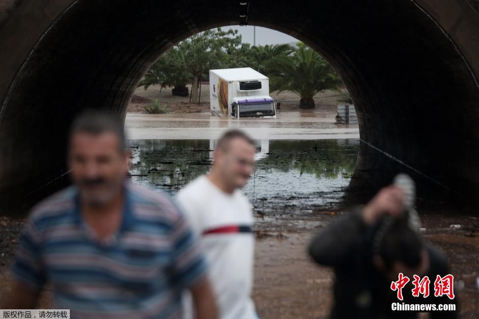 西班牙連日暴雨導致洪水泛濫 車輛被水淹沒 西班牙連日暴雨導致洪水泛濫 車輛被水淹沒