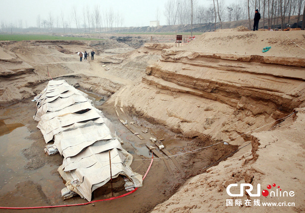 2014年1月6日，河南洛陽古沉船發(fā)掘現(xiàn)場(chǎng)，近日有雨雪天，考古人員給古沉船披上一層“雨衣”。