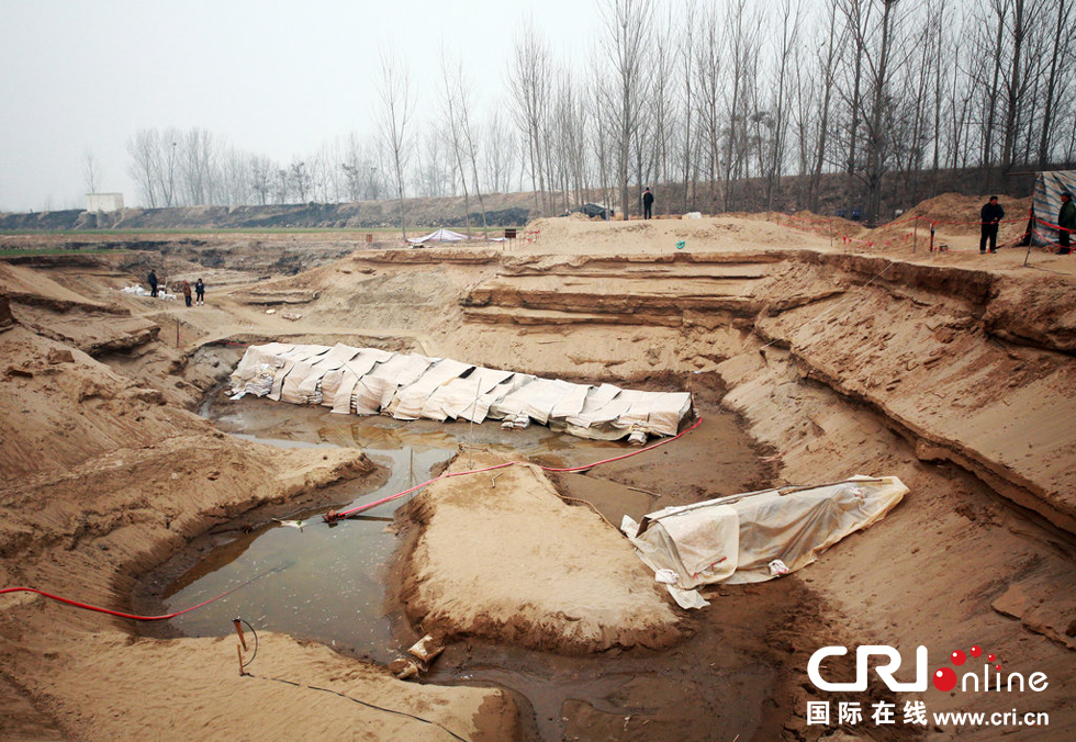 2014年1月6日，河南洛陽古沉船發(fā)掘現(xiàn)場(chǎng)，兩艘古沉船，一艘已經(jīng)挖掘出土，另一艘還有一半埋在沙丘里。