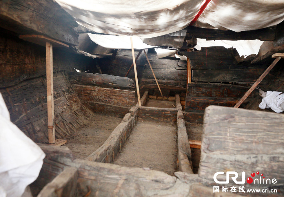 2014年1月6日，河南洛陽古沉船發(fā)掘現(xiàn)場(chǎng)，古沉船頭，船倉內(nèi)部。