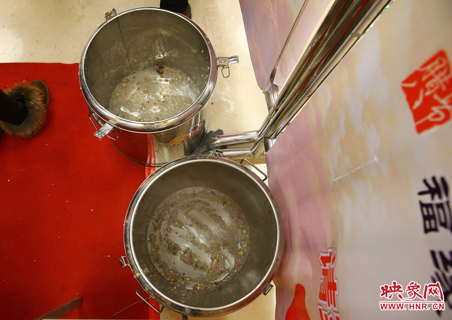 由于人多，兩大桶粥二十分鐘內(nèi)已經(jīng)見底。