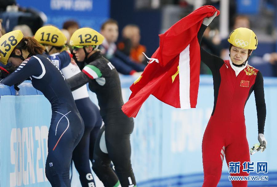 2月13日，中國選手李堅(jiān)柔（右）在比賽后慶祝。
