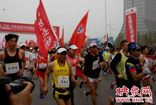 目前在鄭開大道上，一場角逐正在展開。