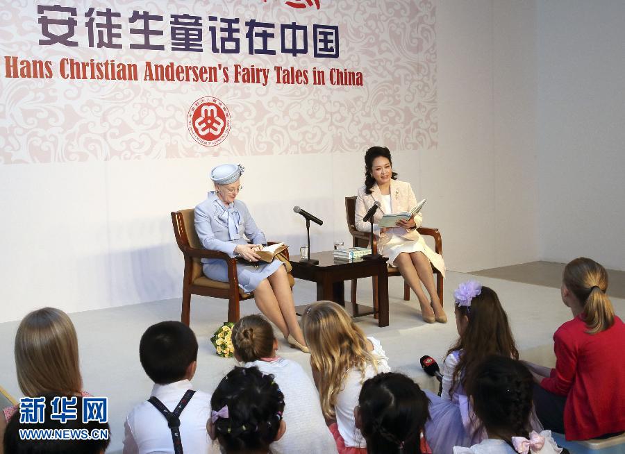 這是彭麗媛和瑪格麗特二世來到兩國孩子們當(dāng)中，為孩子們朗讀安徒生童話《丑小鴨》選段。